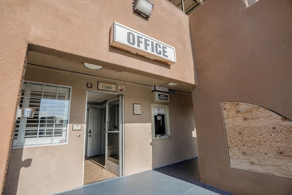 Day&Night Inn interior in Hesperia, CA — gallery photo 2