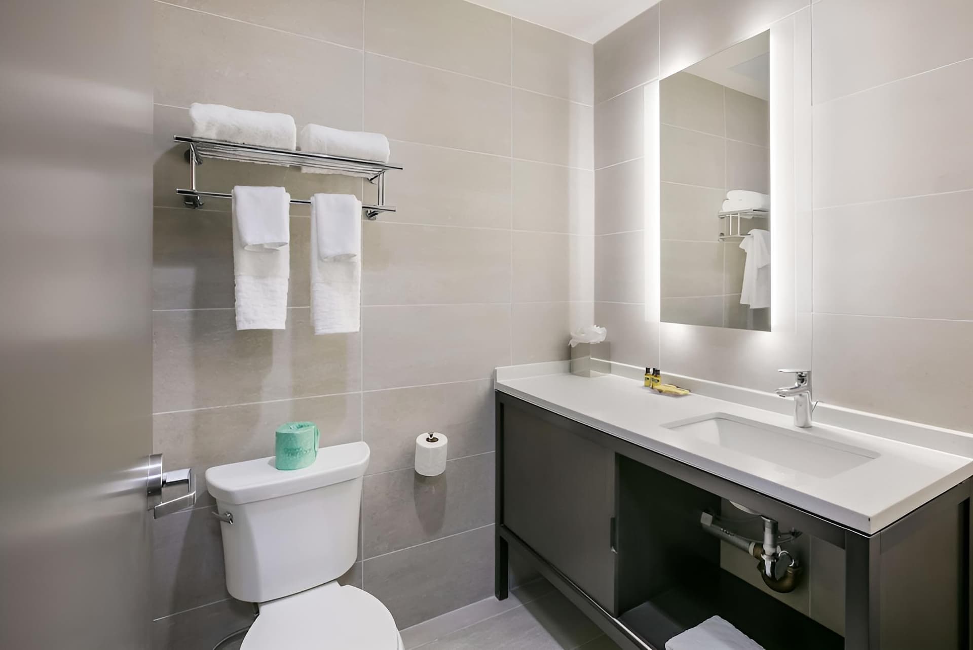 Best Western Plus Executive Residency Bronx interior in Bronx, NY — gallery photo 2