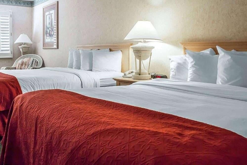 La Quinta Inn & Suites by Wyndham Safford Copper Valley property views in Safford, AZ — gallery photo 3