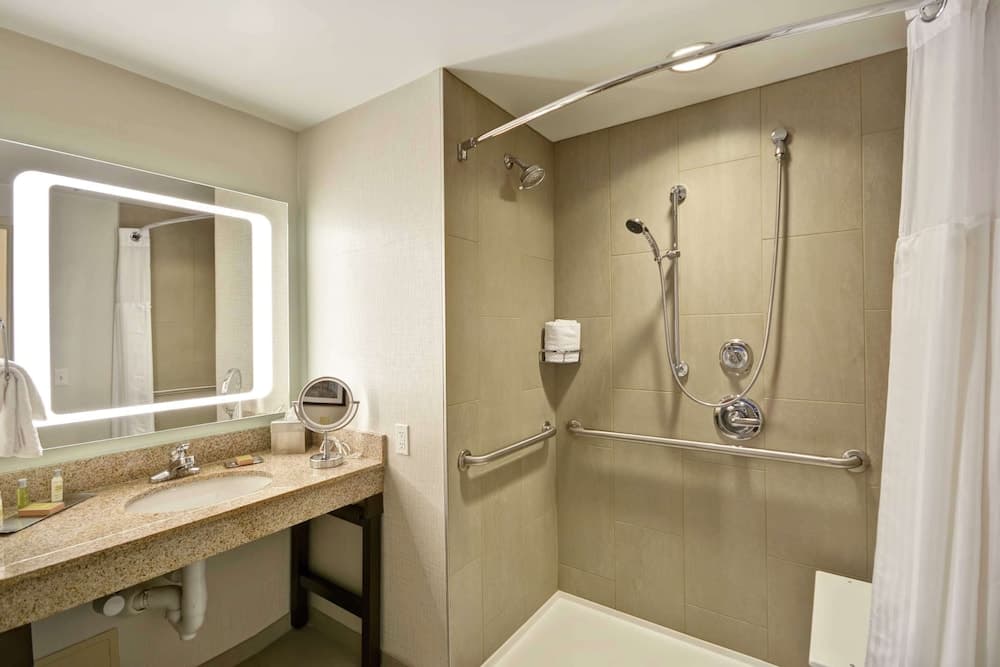 DoubleTree by Hilton Chicago Midway Airport gallery photo in Chicago, IL — image 11