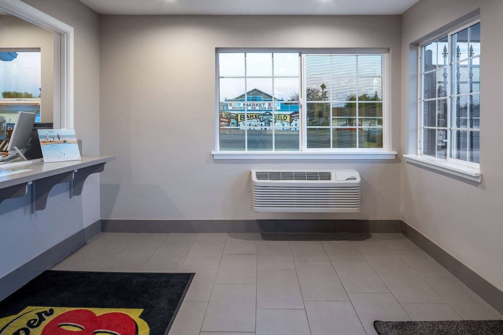 Super 8 by Wyndham Bakersfield Ca interior in Bakersfield, CA — gallery photo 2