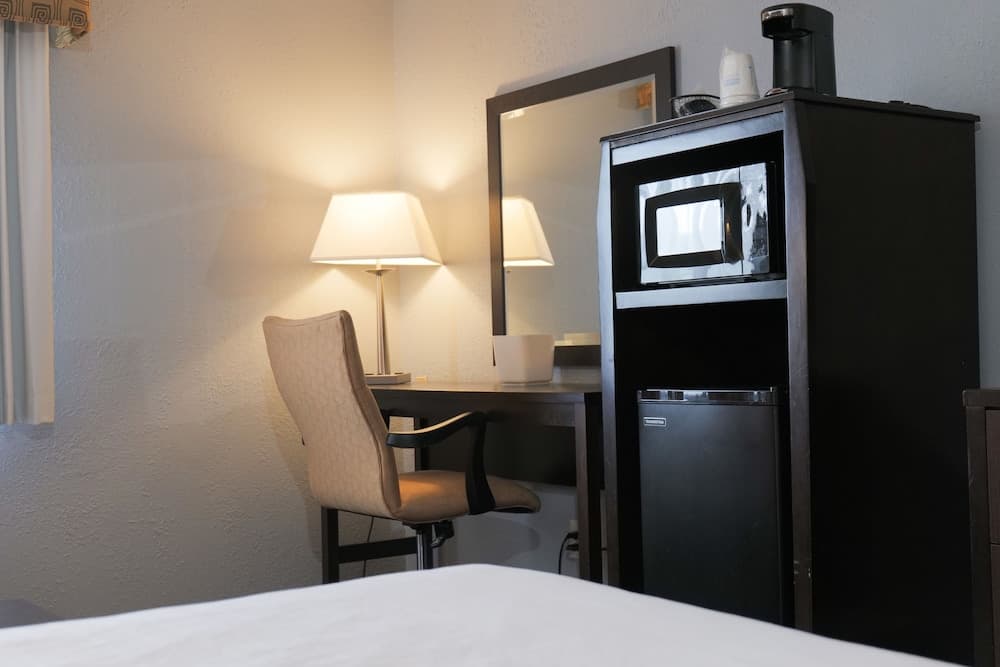 Baymont by Wyndham Flint Airport North gallery photo in Flint, MI — image 18