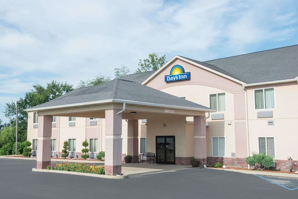 Days Inn by Wyndham Sullivan featured exterior or lobby in Sullivan, IN — similar hotel
