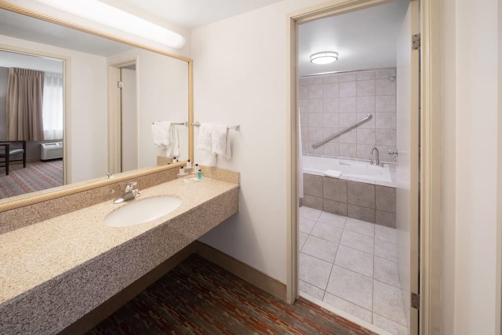 Endeavor Inn & Suites, Trademark Collection by Wyndham gallery photo in Topeka, KS — image 33