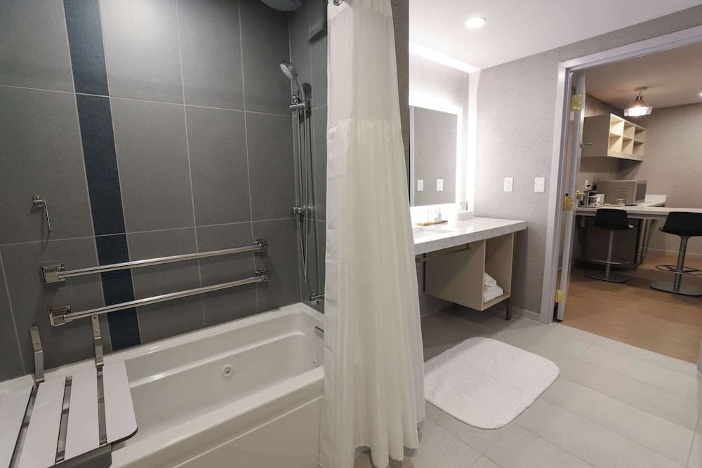 Radisson Plaza Hotel at Kalamazoo Center gallery photo in Kalamazoo, MI — image 8