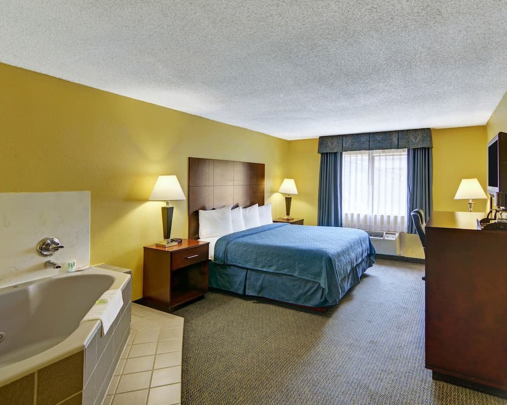 Quality Inn & Suites Grand Prairie South gallery photo in Grand Prairie, TX — image 4