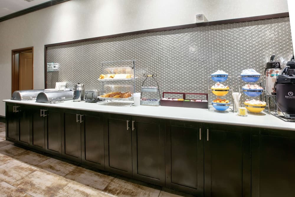 La Quinta Inn & Suites by Wyndham Dallas Grand Prairie South gallery photo in Grand Prairie, TX — image 25
