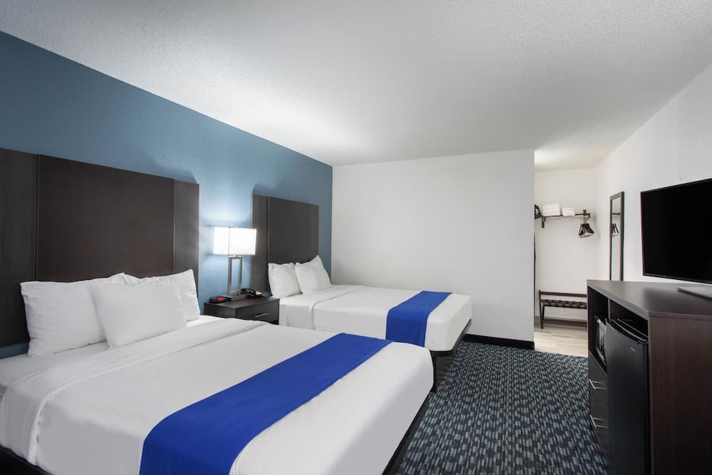 University Inn and Suites' interior in Charlotte, NC — gallery photo 2