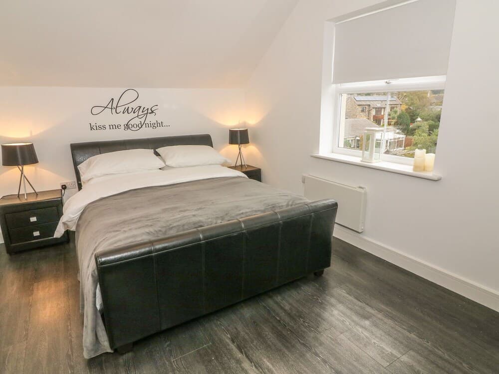 NEW Luxe Pet Friendly Free Parking Downtown interior in Chillicothe, OH — gallery photo 2