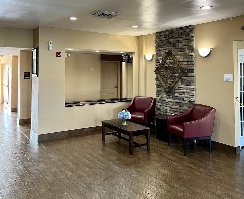 Red Roof Inn & Suites Houma interior in Houma, LA — gallery photo 2