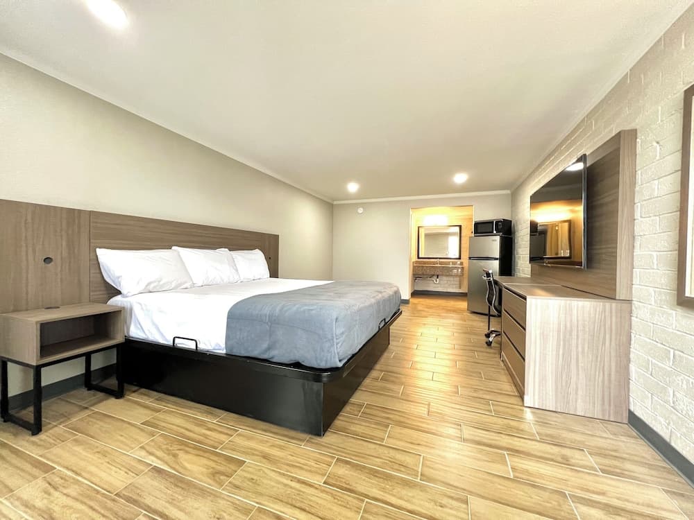 Economy Suites Extended Stay Tulsa property views in Tulsa, OK — gallery photo 3