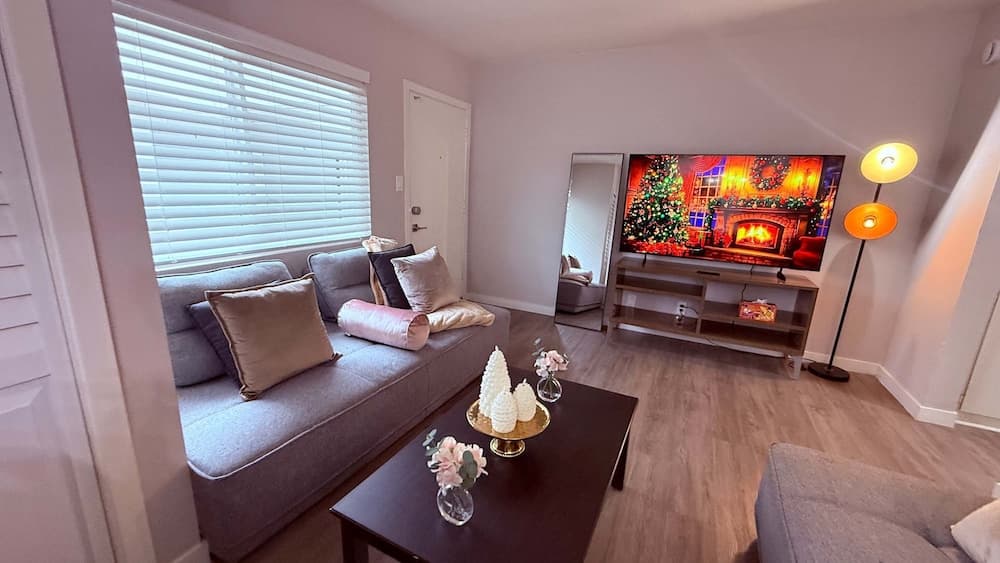 Oneluxstay 1BR Home Near the Beach interior in Redondo Beach, CA — gallery photo 2