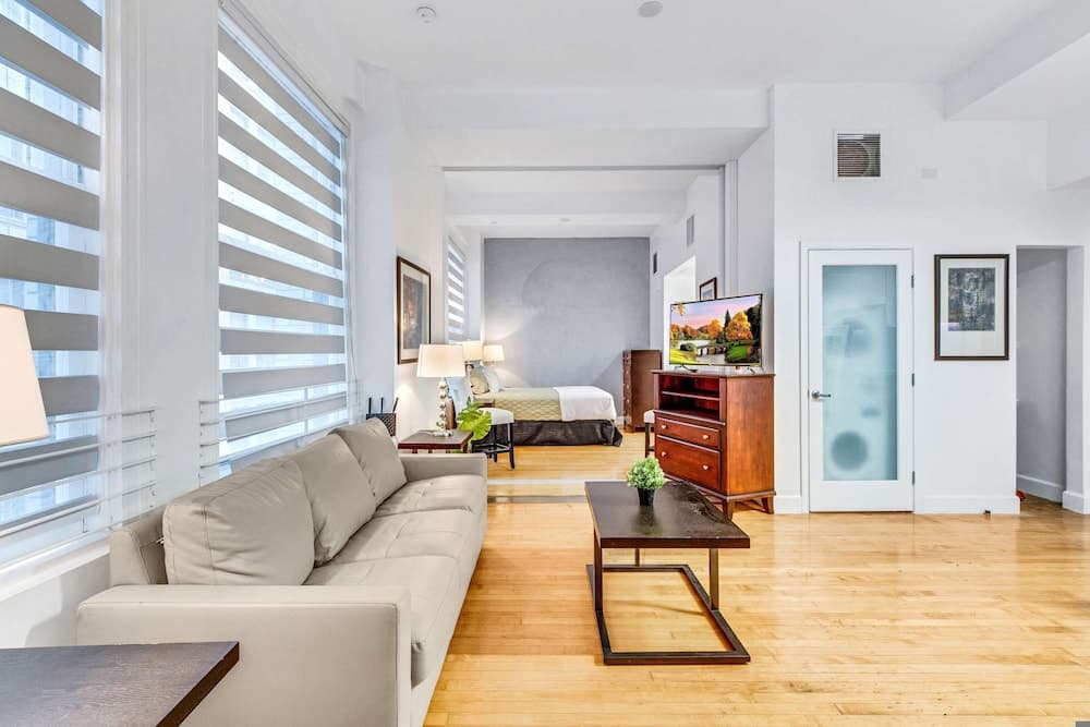 Stylish 2br/2ba At HWH by Oneluxstay interior in Los Angeles, CA — gallery photo 2