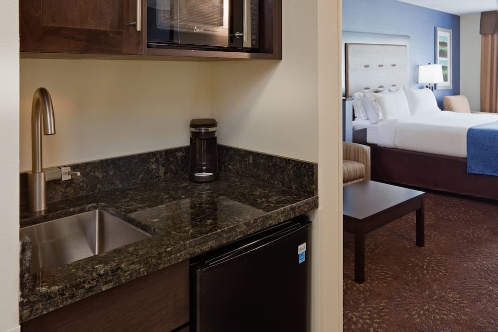 Holiday Inn Express & Suites Davenport by IHG gallery photo in Davenport, IA — image 17