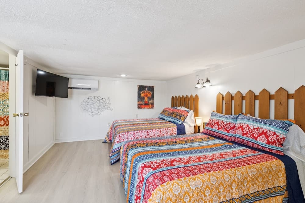 Dave's Last Resort Poolside - Long Stay Discount - Relaxing Cabin 3 1 Bedroom Hotel Room property views in Monticello, IN — gallery photo 3