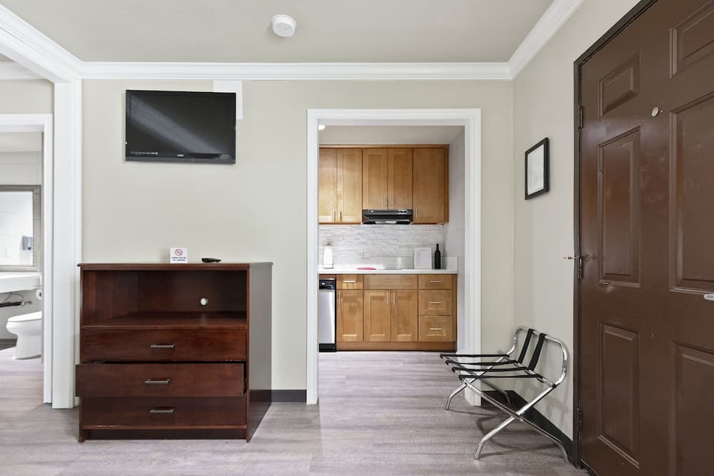 Le Blanc Inn & Suites gallery photo in El Monte, CA — image 7