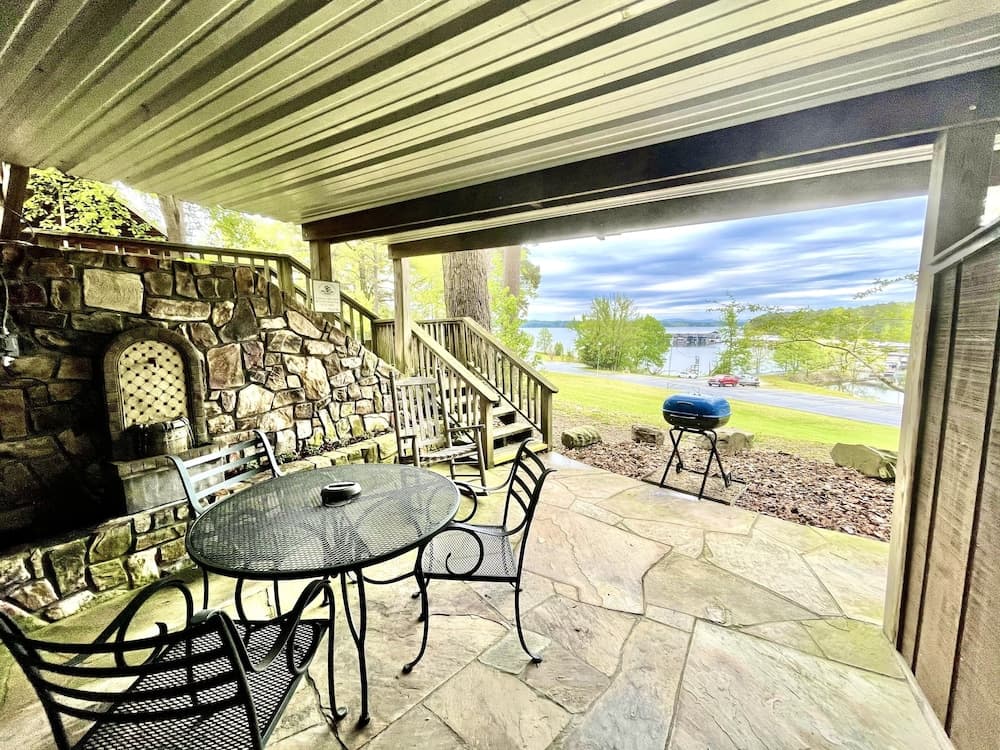SU15, Spacious studio with full kitchen, dining table and rock patio overlooking Lake Ouachita. by RedAwning featured exterior or lobby in Mount Ida, AR — similar hotel
