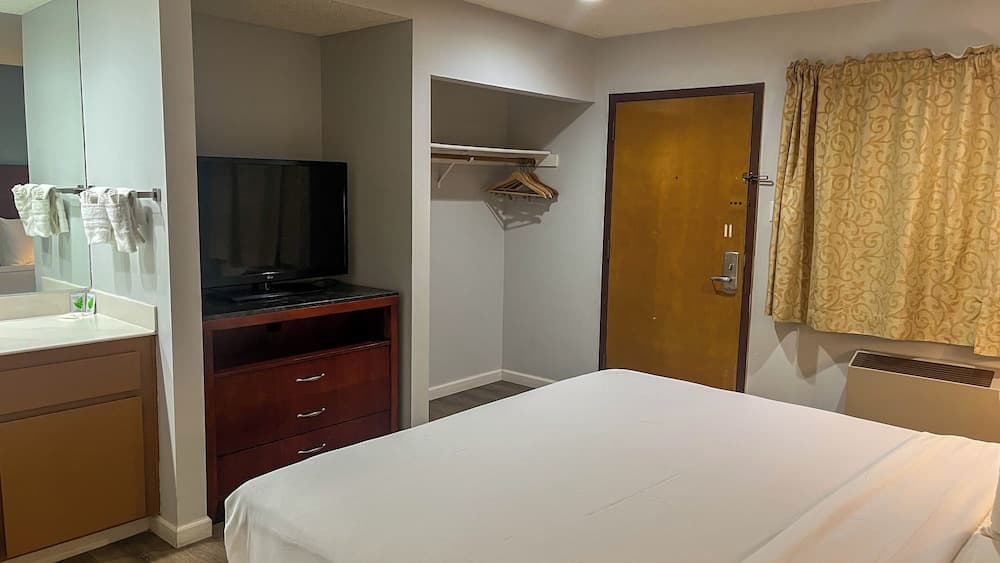 STUDIO 6 Victorville Green Tree Blvd property views in Victorville, CA — gallery photo 3