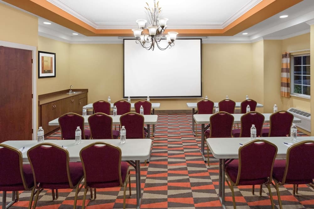 Microtel Inn & Suites by Wyndham Greenville/University Medic gallery photo in Greenville, NC — image 18