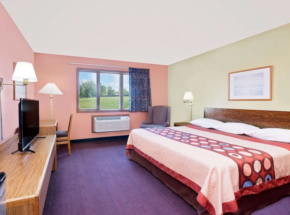 Super 8 by Wyndham Sturgeon Bay interior in Sturgeon Bay, WI — gallery photo 2