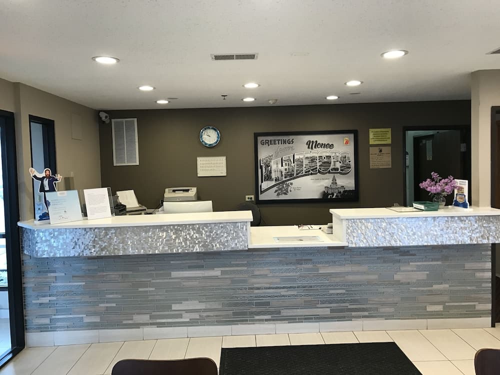 Super 8 by Wyndham Monee interior in Monee, IL — gallery photo 2