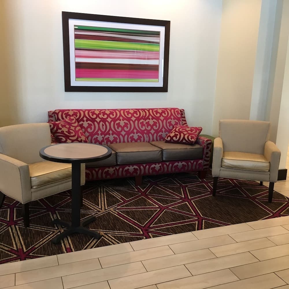 Hampton Inn & Suites Sandusky/Milan interior in Milan, OH — gallery photo 2