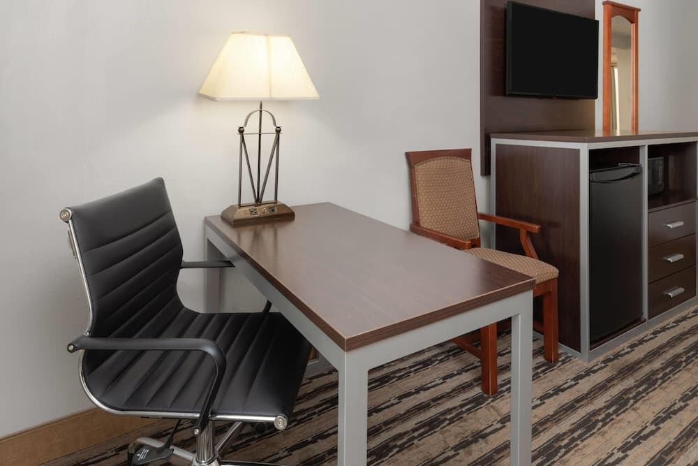 Endeavor Inn & Suites, Trademark Collection by Wyndham gallery photo in Topeka, KS — image 53