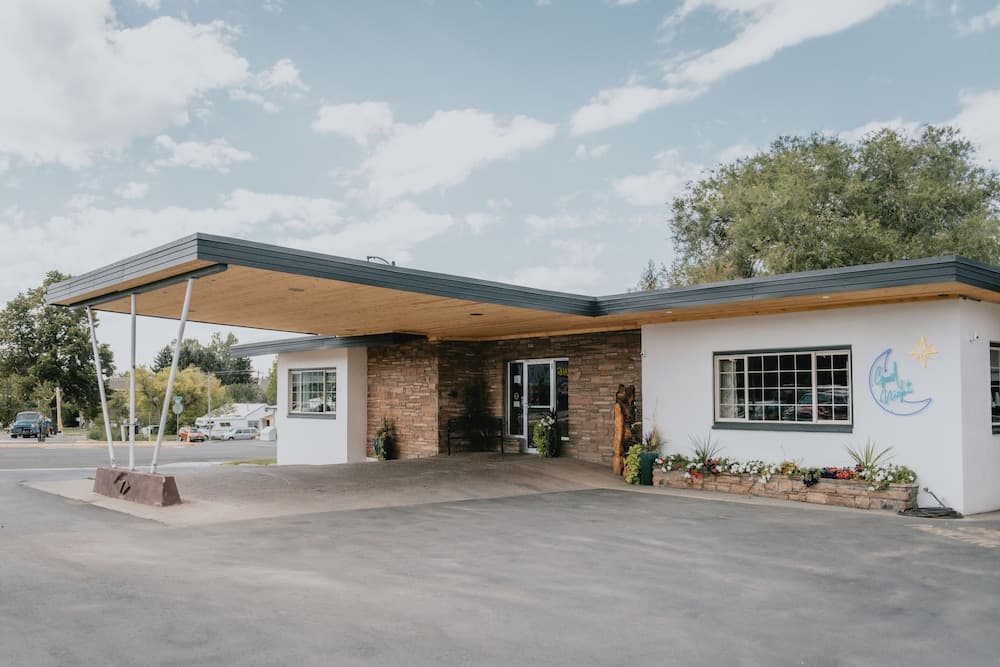 The Sapphire Motel interior in Bozeman, MT — gallery photo 2
