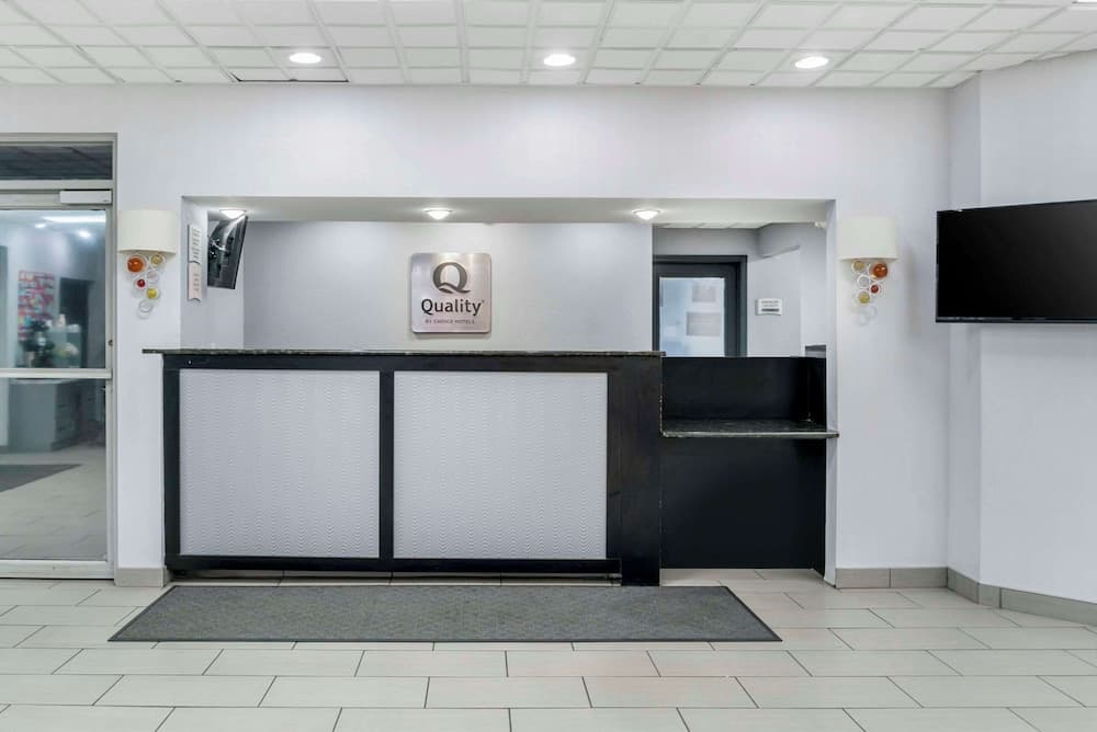 Quality Inn and Suites Livonia property views in Livonia, MI — gallery photo 3