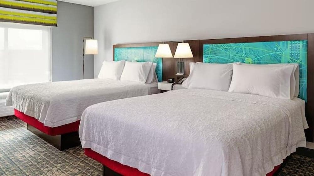 Hampton Inn & Suites By Hilton Decatur interior in Decatur, AL — gallery photo 2