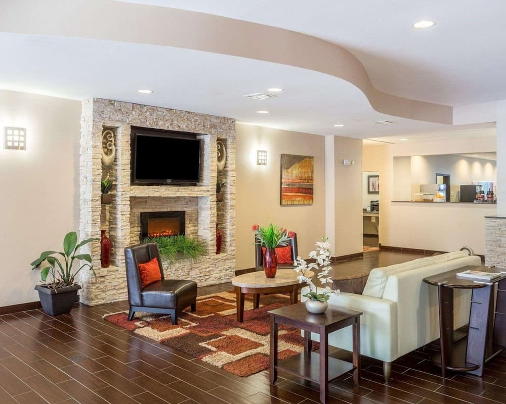 Comfort Suites Mandeville - Covington interior in Mandeville, LA — gallery photo 2