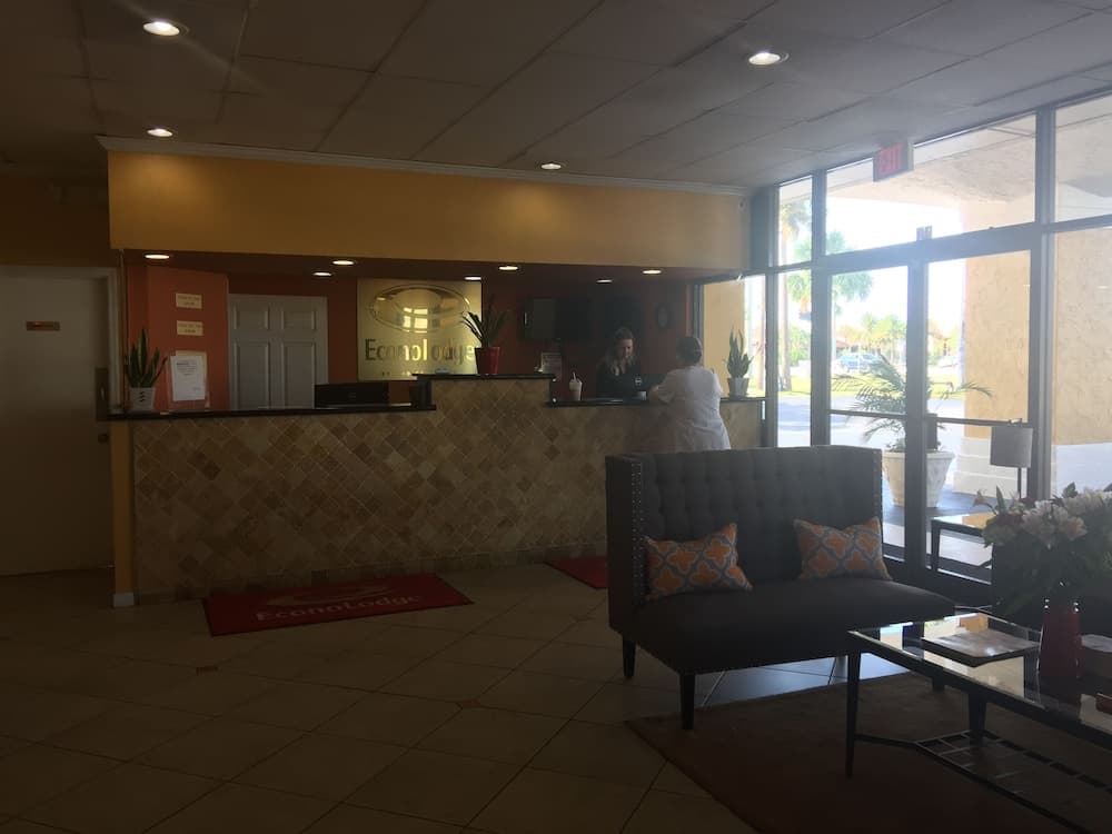 Econo Lodge Ormond Beach North - Daytona interior in Ormond Beach, FL — gallery photo 2
