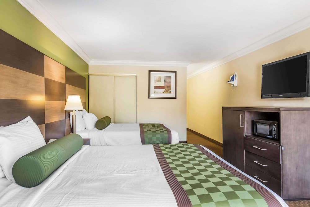 Rodeway Inn & Suites Canyon Lake-Menifee West gallery photo in Menifee, CA — image 15
