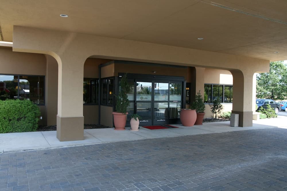Hampton Inn Chambersburg interior in Chambersburg, PA — gallery photo 2