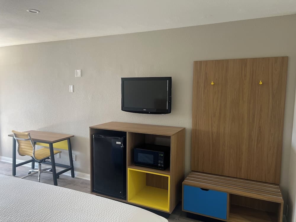 Days Inn by Wyndham Hemet gallery photo in Hemet, CA — image 4
