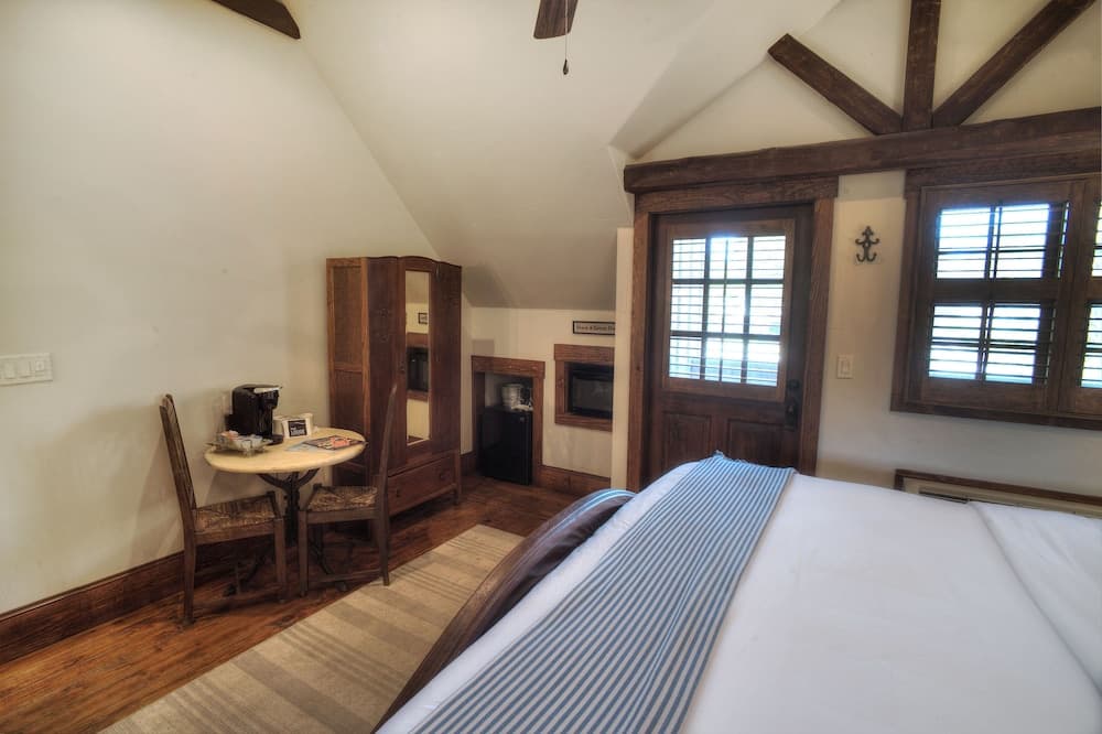 The Winchester Lodge interior in Fredericksburg, TX — gallery photo 2