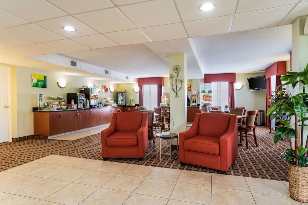 Quality Inn Battleboro - Rocky Mount interior in Battleboro, NC — gallery photo 2