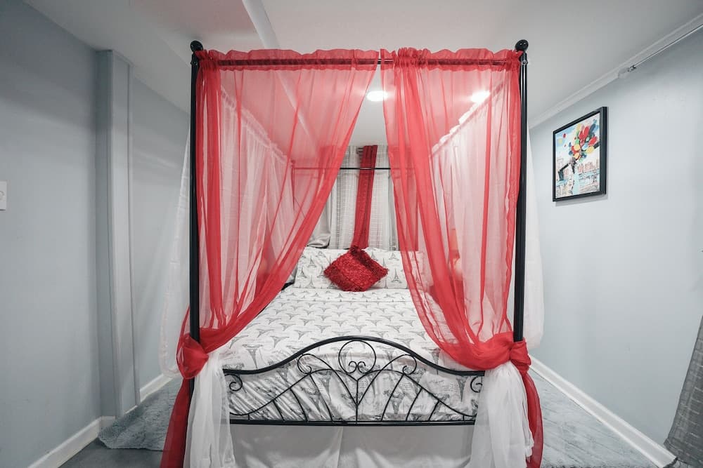 Hudson Hideaway - 3BD NYC Access interior in North Bergen — gallery photo 2