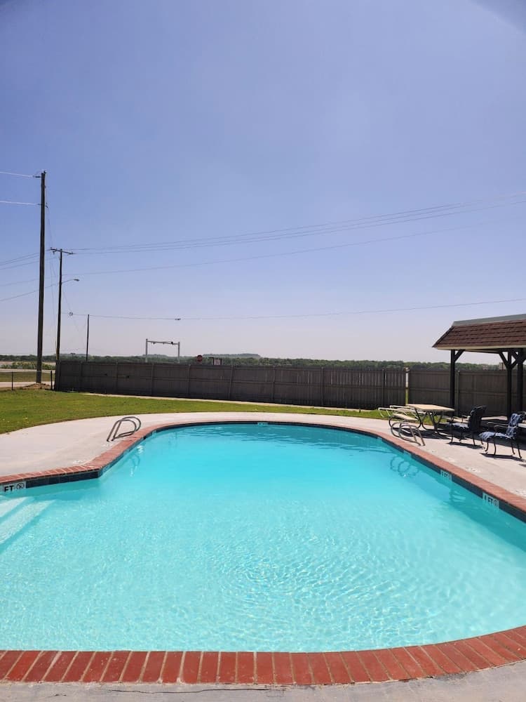 The Lodge interior in Bridgeport, TX — gallery photo 2