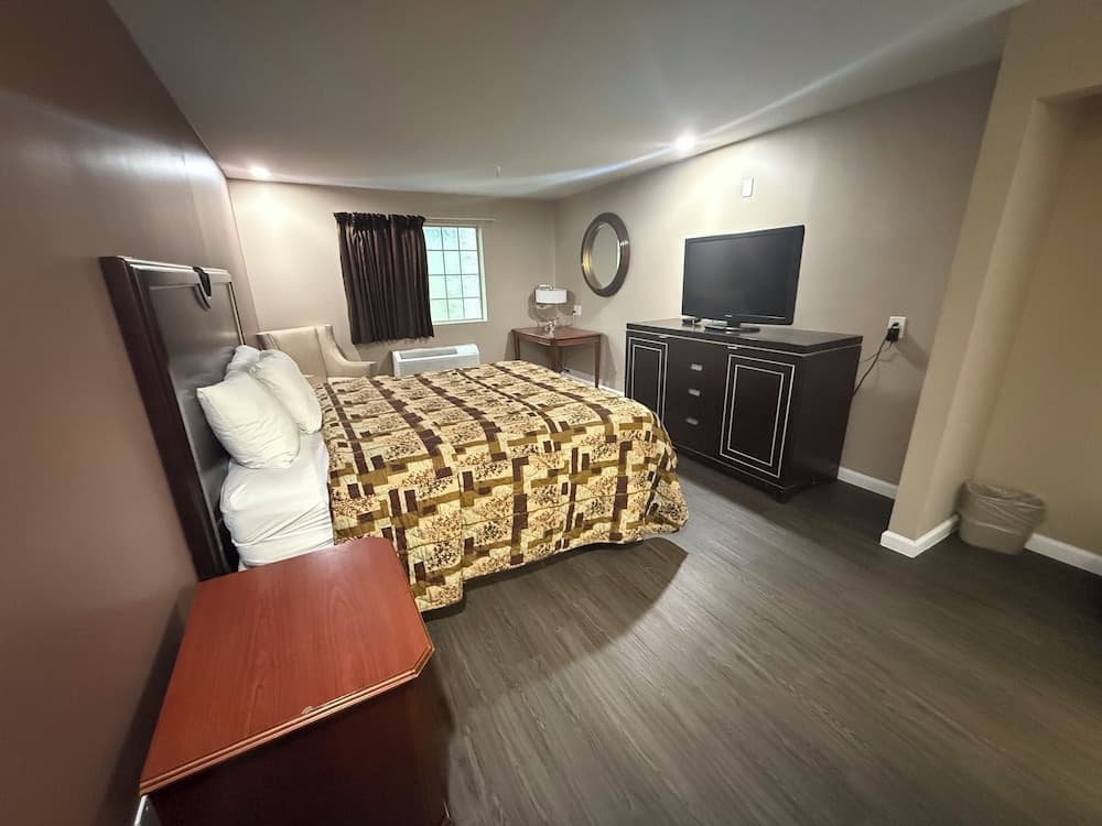 Magnolia Bay Hotel & Suites property views in Jonesboro, GA — gallery photo 3