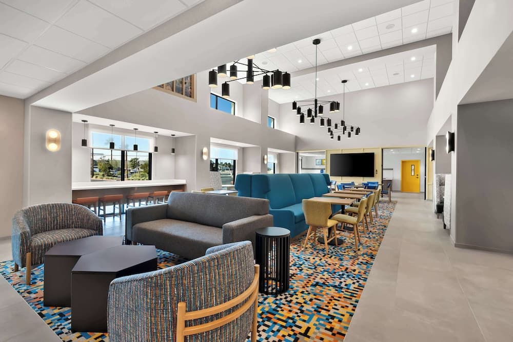 Hampton Inn & Suites Corona, Ca interior in Corona, CA — gallery photo 2