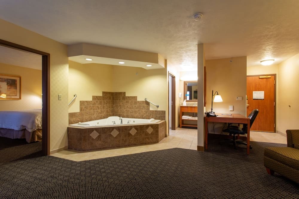 Hampton Inn Waterloo Cedar Valley property views in Waterloo, IA — gallery photo 3