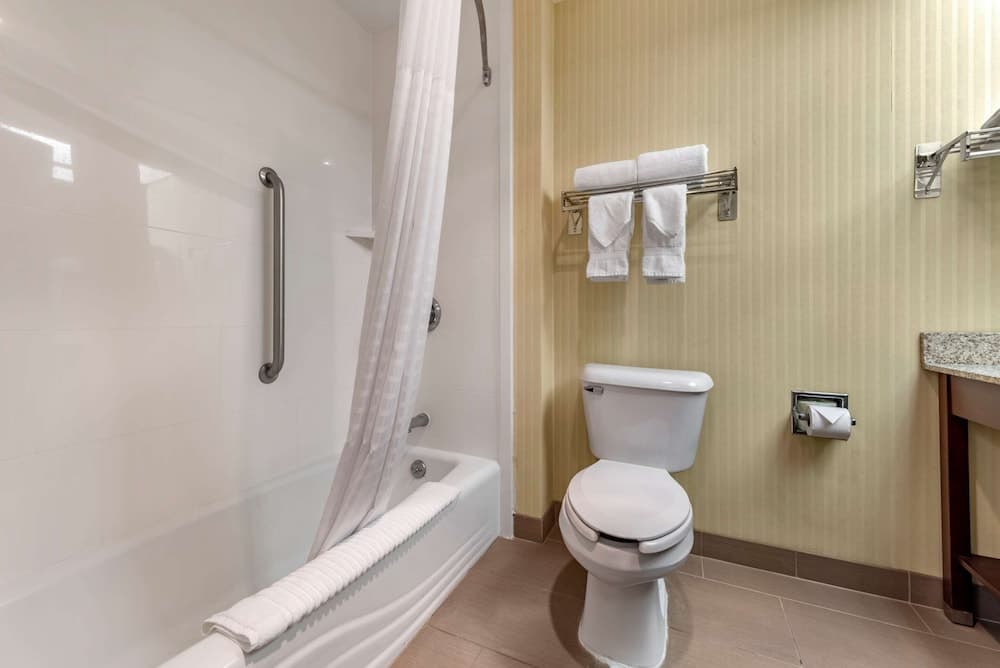 Comfort Inn & Suites Warsaw near US-30 gallery photo in Warsaw, IN — image 14
