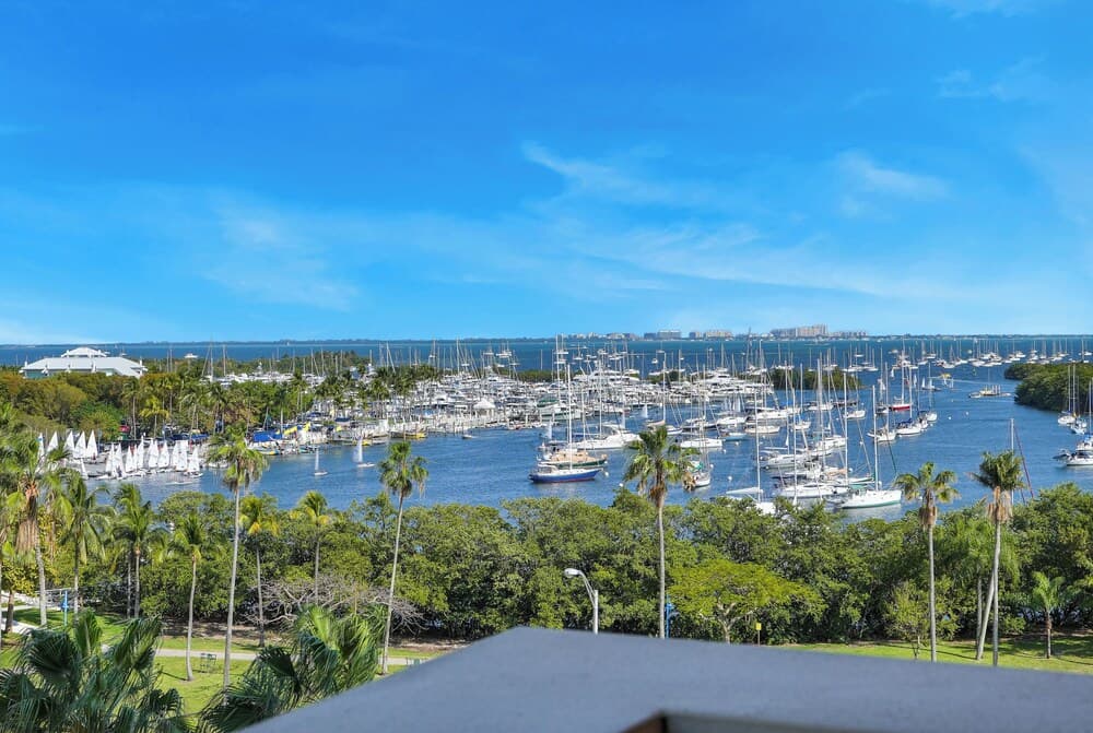 Modern Bay View with Free Parking interior in Miami, FL — gallery photo 2