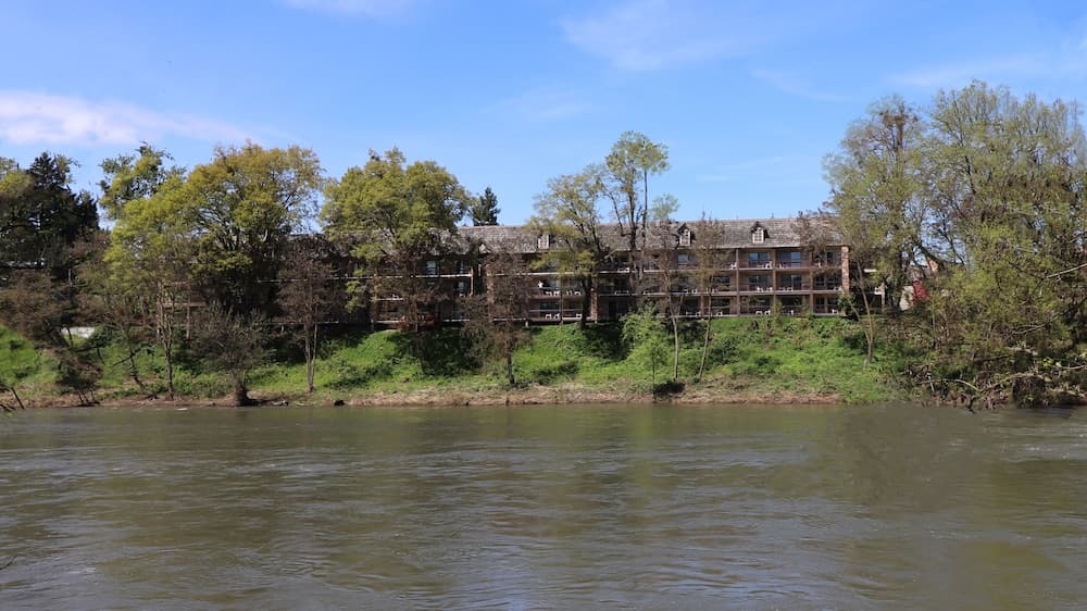 Riverside Inn gallery photo in Grants Pass, OR — image 9
