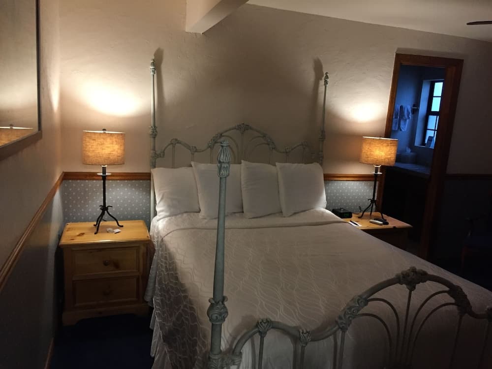 Seacrest Inn interior in Avalon, CA — gallery photo 2