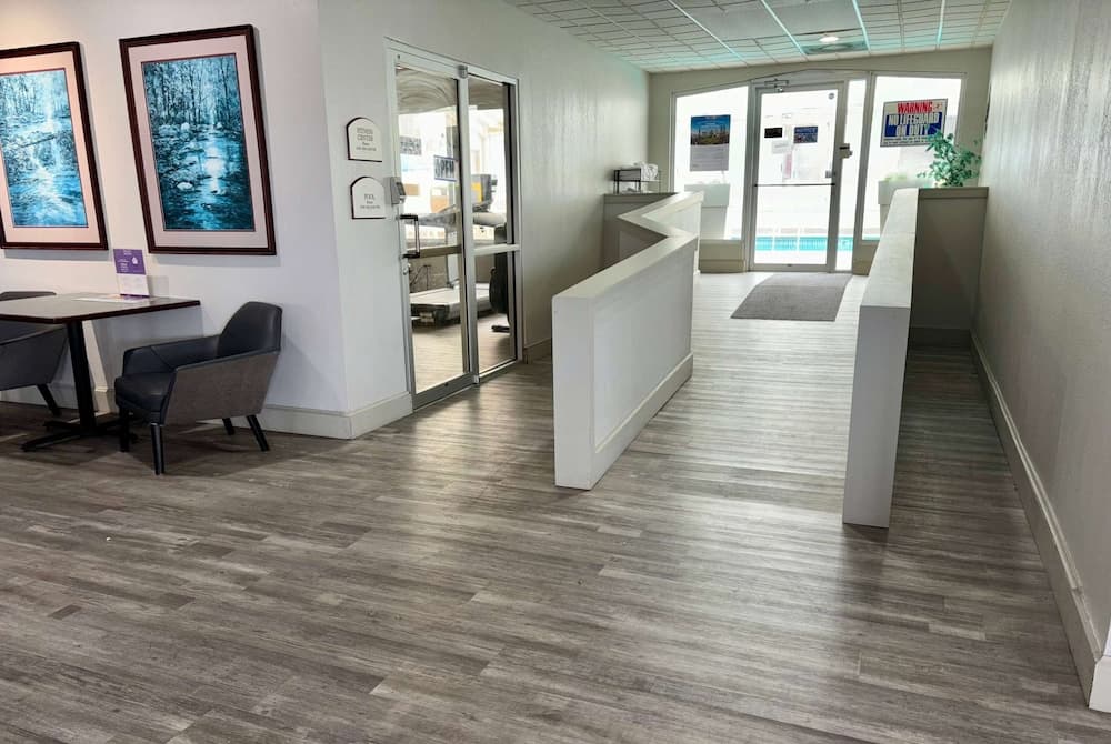 Baymont by Wyndham Keokuk interior in Keokuk, IA — gallery photo 2