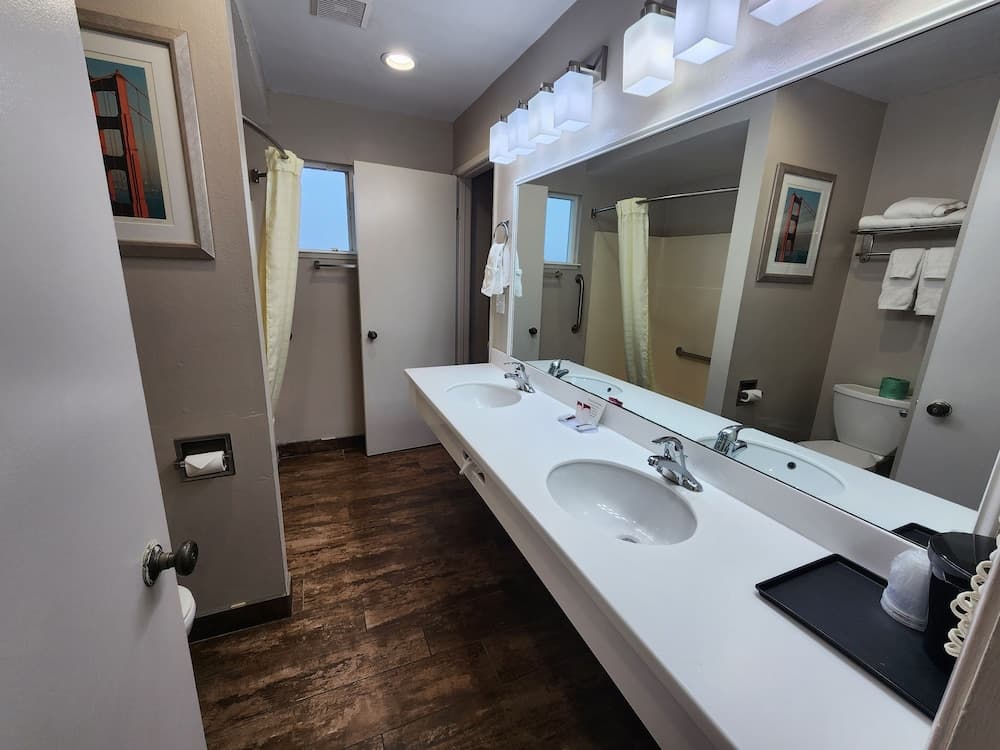 Ramada Bayside Inn & Suites Eureka interior in Eureka, CA — gallery photo 2
