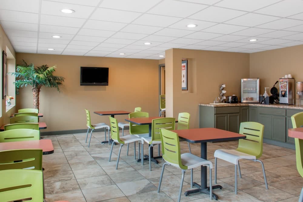 Econo Lodge Inn And Suites gallery photo in Binghamton, NY — image 10