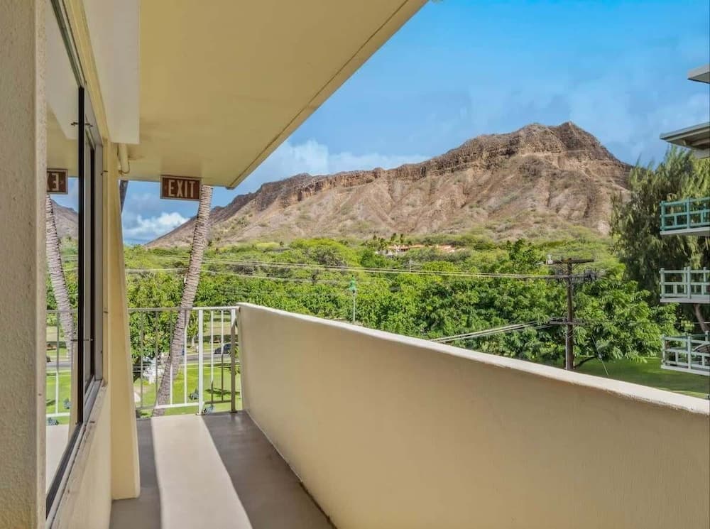 @ Marbella Lane -coastal Retreat Near Diamond Head property views in Honolulu, HI — gallery photo 3